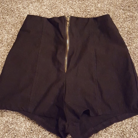 Black shorts - Picture 2 of 2
